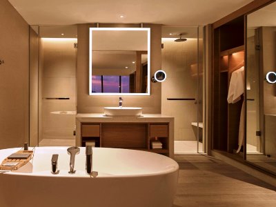 bathroom 2 - hotel kota kinabalu marriott - kota kinabalu, malaysia