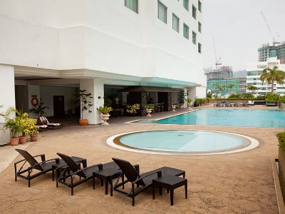 outdoor pool - hotel evergreen laurel - penang, malaysia