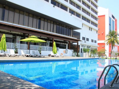 outdoor pool - hotel impiana ipoh - ipoh, malaysia
