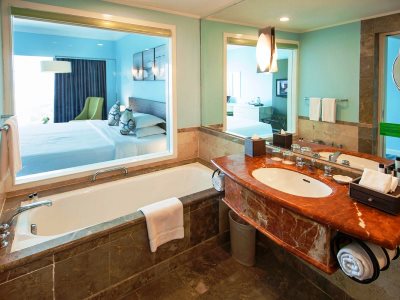 bathroom - hotel thistle johor bahru - johor bahru, malaysia