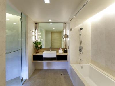 bathroom - hotel dorsett grand subang - subang jaya, malaysia