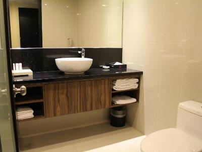 bathroom - hotel hotel royal kuala lumpur - kuala lumpur, malaysia