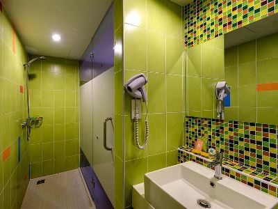 bathroom - hotel ibis styles fraser business park - kuala lumpur, malaysia