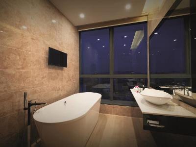 bathroom - hotel dorsett residences bukit bintang - kuala lumpur, malaysia