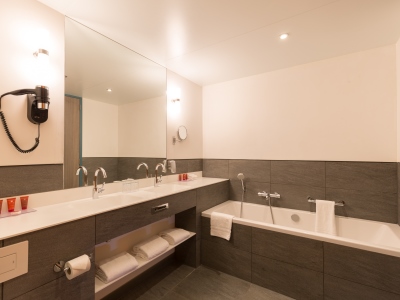 bathroom 1 - hotel leonardo amsterdam rembrandtpark - amsterdam, netherlands