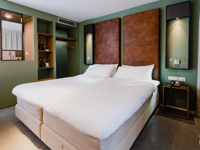 bedroom 6 - hotel de hallen - amsterdam, netherlands