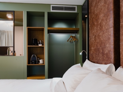 bedroom - hotel de hallen - amsterdam, netherlands