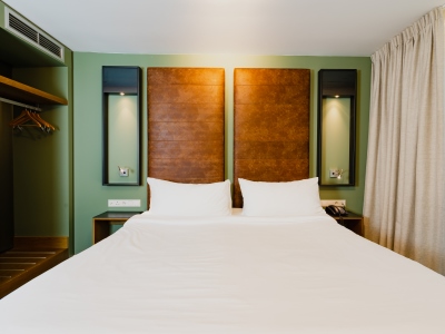 bedroom 2 - hotel de hallen - amsterdam, netherlands
