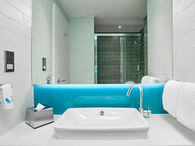 bathroom - hotel holiday inn express - north riverside - amsterdam, netherlands