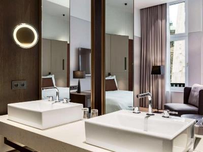 bathroom - hotel anantara grand krasnapolsky - amsterdam, netherlands