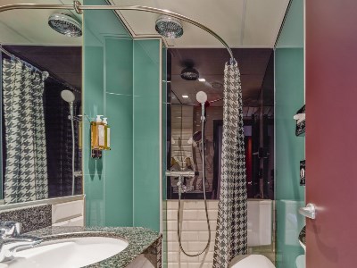 bathroom 1 - hotel jan luyken hotel amsterdam - amsterdam, netherlands