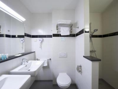 bathroom - hotel best western plus amsterdam airport - amsterdam, netherlands
