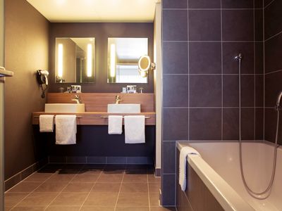 bathroom - hotel mercure den haag central - the hague, netherlands