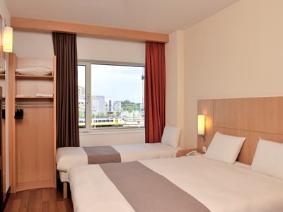 bedroom 2 - hotel ibis leiden centre - leiden, netherlands