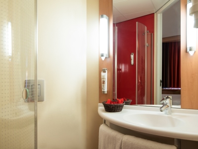 bathroom - hotel ibis leiden centre - leiden, netherlands