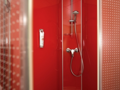 bathroom 1 - hotel ibis leiden centre - leiden, netherlands