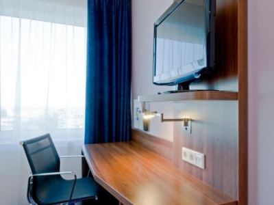 bedroom - hotel holiday inn express central station - rotterdam, netherlands
