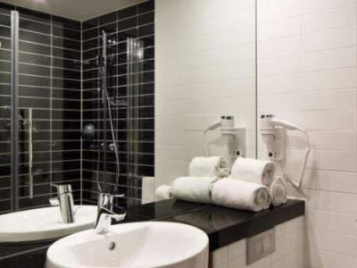 bathroom - hotel holiday inn express central station - rotterdam, netherlands