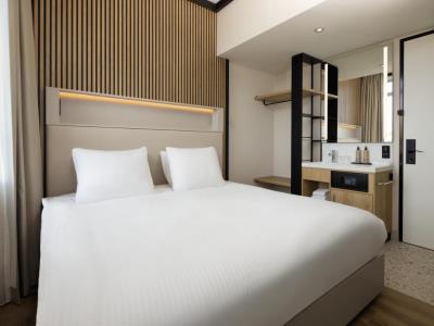 bedroom 9 - hotel motto by hilton rotterdam blaak - rotterdam, netherlands
