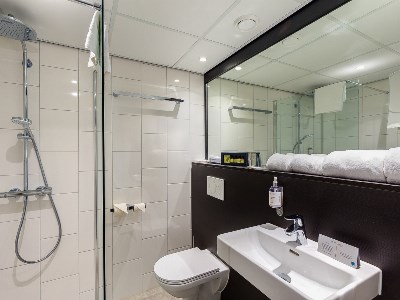 bathroom 1 - hotel postillion amersfoort veluwemeer - putten, netherlands