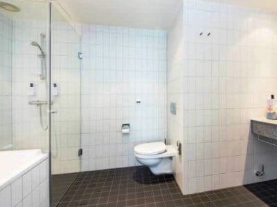bathroom - hotel scandic stavanger airport - sola, norway