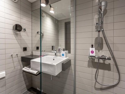 bathroom - hotel quality hotel river station - drammen, norway