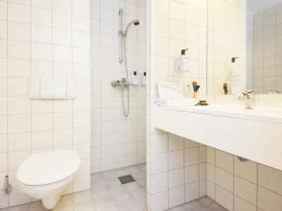 bathroom - hotel scandic bryggen - honningsvag, norway