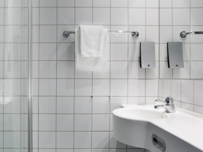bathroom - hotel comfort borsparken - oslo, norway