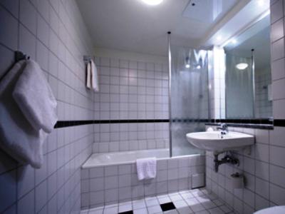 bathroom - hotel hotell bondeheimen - oslo, norway
