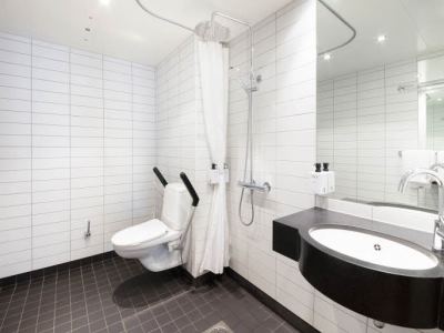 bathroom - hotel scandic grensen - oslo, norway