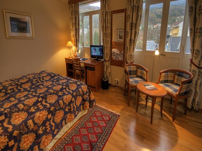 standard bedroom - hotel brakanes (fjord view) - ulvik, norway