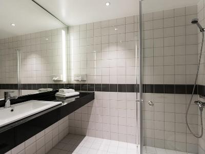 bathroom - hotel quality airport gardermoen - gardermoen, norway