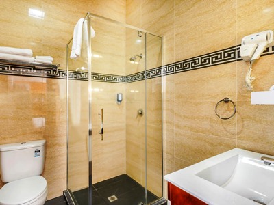 bathroom - hotel ramada by wyndham hamilton city center - hamilton, new zealand