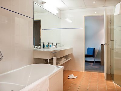 bathroom - hotel novotel hamilton tainui - hamilton, new zealand