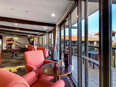 bar - hotel copthorne hotel and resort lakefront - queenstown, new zealand