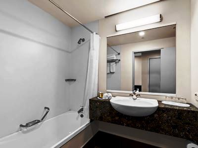 bathroom - hotel copthorne hotel and resort lakefront - queenstown, new zealand