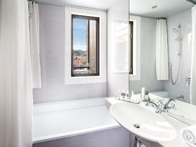 bathroom - hotel doubletree by hilton queenstown - queenstown, new zealand