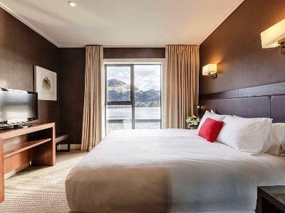 bedroom 1 - hotel hilton queenstown resort and spa - queenstown, new zealand