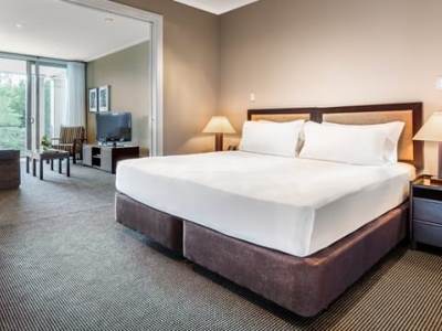 junior suite - hotel hilton lake taupo - taupo, new zealand