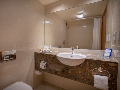 bathroom - hotel kingsgate hotel te anau - te anau, new zealand