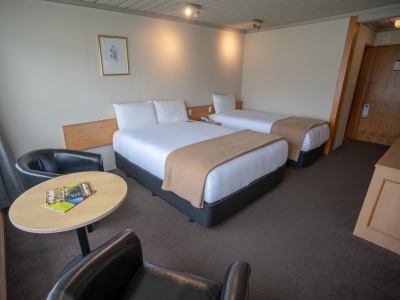 standard bedroom - hotel kingsgate hotel te anau - te anau, new zealand