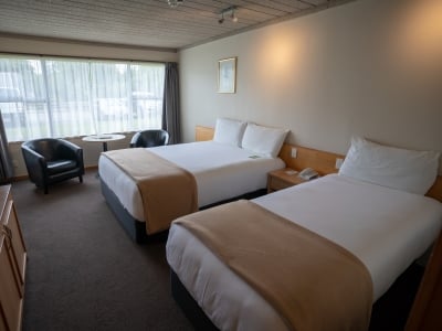 standard bedroom 1 - hotel kingsgate hotel te anau - te anau, new zealand
