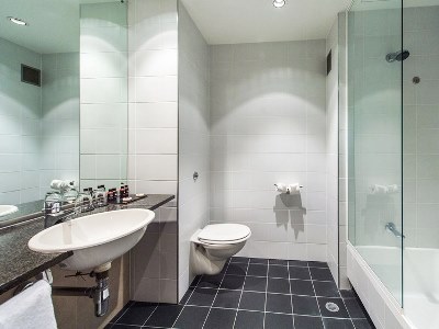 bathroom - hotel skycity - auckland, new zealand