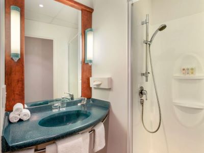 bathroom - hotel ibis wellington - wellington, new zealand