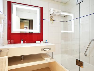 bathroom - hotel novotel wellington - wellington, new zealand