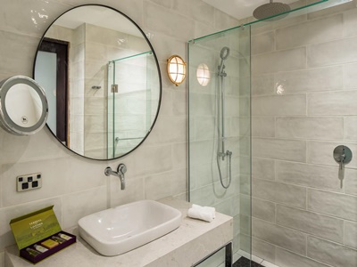 bathroom - hotel doubletree by hilton wellington - wellington, new zealand