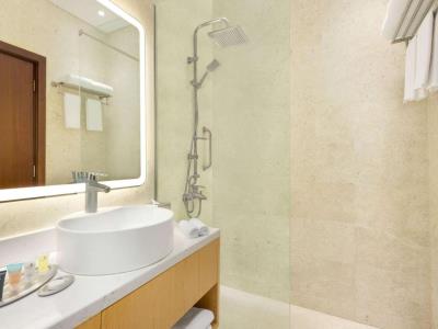 bathroom - hotel wyndham garden salalah mirbat - salalah, oman