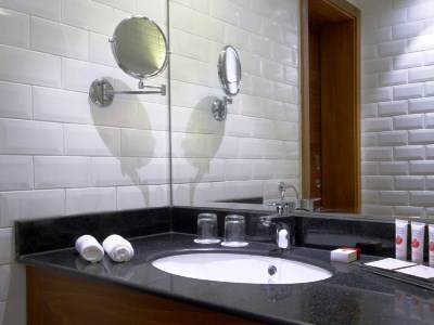 bathroom - hotel wyndham garden muscat al khuwair - muscat, oman