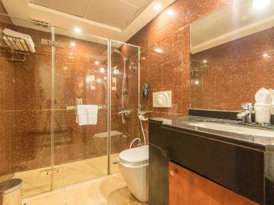 bathroom - hotel caesar hotel - muscat, oman