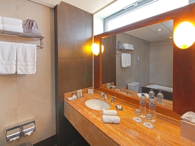 bathroom - hotel doubletree el prado by hilton - lima, peru